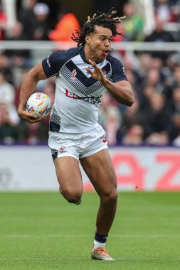 İngiliz Dom Young, Rugby Ligi Dünya Kupası 2021 'de St.James' s Park, Newcastle, İngiltere 'de İngiltere ile Samoa maçında ara verdi.