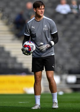 Plymouth Argyle kalecisi Michael Cooper (1) 15 Ekim 202 'de İngiltere' de MK Dons - Plymouth Argyle maçında ısınıyor.