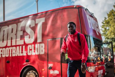 Nottingham Ormanı 'ndan Orel Mangala # 5 Premier League maçından önce Molineux, Wolverhampton, Birleşik Krallık' ta Wolverhampton Wanderers - Nottingham Forest maçına geliyor.
