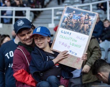 Rugby Ligi Dünya Kupası 2021 'de pankart taşıyan genç bir Samoa taraftarı İngiltere' ye karşı St. James 's Park, Newcastle, İngiltere, 15 Ekim 202