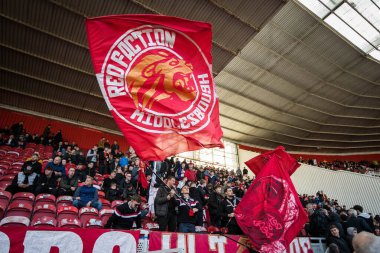 Middlesbrough taraftarlarından biri, 15 Ekim 202 'de Middlesbrough, İngiltere' deki Riverside Stadyumu 'nda oynanan Sky Bet Şampiyonası maçında büyük bir bayrak sallıyor.