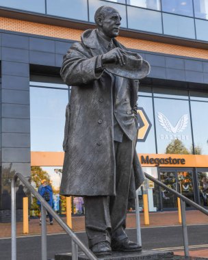 Molineux Stadyumu 'nun genel manzarası, Molineux Stadyumu' ndaki Stan Cullis Heykeli / Premier Lig maçı sırasında Wolverhampton Wanderers Nottingham Ormanı 'na karşı Molineux, Wolverhampton, Birleşik Krallık, 15 Ekim 202