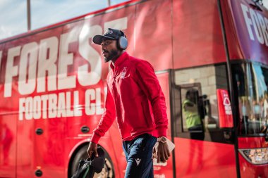 Nottingham Ormanı 'ndan Emmanuel Dennis # 25 Premier League maçından önce Molineux, Wolverhampton, Birleşik Krallık' ta Wolverhampton Wanderers - Nottingham Ormanı maçına geliyor.