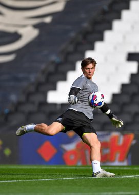 Plymouth Argyle kalecisi Michael Cooper (1) 15 Ekim 202 'de İngiltere' de MK Dons - Plymouth Argyle maçında ısınıyor.