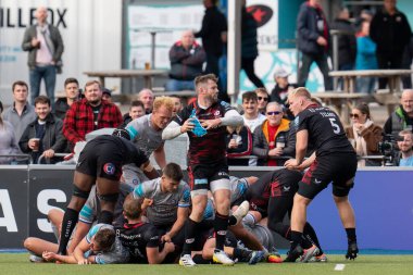  Saracens 'ın 13 numaralı Elliot Daly, Richard de Carpentier # 8 of Bath Rugby tarafından tutuldu ve Gallagher Premiership maçında Saracens - Bath Rugby maçı sırasında Londra StoneX Stadyumu, 15 Ekim 202' de atıldı.