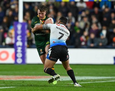 Avustralyalı Cameron Munster, Rugby Ligi Dünya Kupası 2021 karşılaşmasında Fiji 'ye karşı Leeds, İngiltere' deki Headingley Stadyumu 'nda oynanan maçta Fiji' li Brandon Wakeham tarafından yenildi.