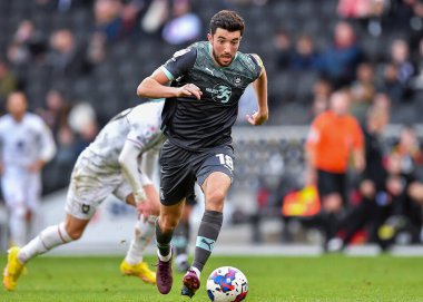 Plymouth Argyle orta saha oyuncusu Finn Azaz (18), 15 Ekim 202 'de İngiltere' de MK Dons ve Plymouth Argyle maçında hücum ediyor.