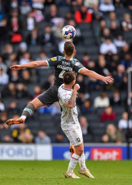 Plymouth Argyle orta saha oyuncusu Jordan Houghton (4), 15 Ekim 202 'de İngiltere' de MK Dons ve Plymouth Argyle maçında havada mücadele etti.