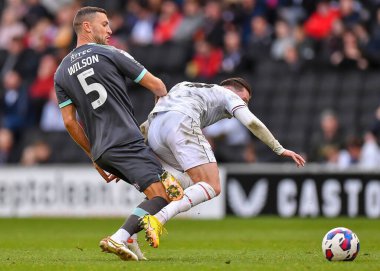 Plymouth Argyle defans oyuncusu James Wilson (5), 15 Ekim 202 tarihinde İngiltere 'de MK Dons - Plymouth Argyle maçında top için mücadele etti.