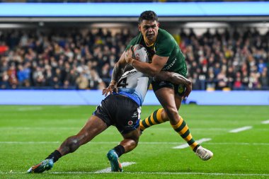 Avustralyalı Latrell Mitchell, Rugby Ligi Dünya Kupası 2021 karşılaşmasında Fiji 'den Kevin Naiqama tarafından Headingley Stadyumu, Leeds, İngiltere' de oynanan maçta yenildi.