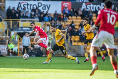 Nottingham Ormanı 'ndan Remo Freuler 15 Ekim 202' de İngiltere 'de Molineux, Wolverhampton, Wolverhampton' da oynanan Premier League maçında Wolverhampton Wanderers - Nottingham Forest maçında topu uzağa gönderdi.