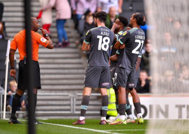 Gol 0-2 Plymouth Argyle orta saha oyuncusu Finn Azaz (18) Plymouth Argyle defans oyuncusu Nigel Lonwijk (21) ve Plymouth Argyle forvet Niall Ennis (11), Sky Bet 1 karşılaşmasında Plymouth Argyle 'a karşı MK Dons maçında gol attılar: mk, Milton Keynes,