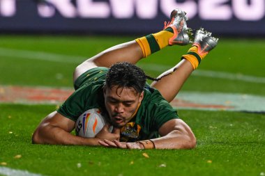 Avustralyalı Jeremiah Nanai, 15 Ekim 202 'de İngiltere' nin Leeds kentindeki Headingley Stadyumu 'nda oynanan 2021 Dünya Rugby Ligi karşılaşmasında bir deneme için sahaya çıkıyor.