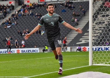 Gol 1-4 Plymouth Argyle orta saha oyuncusu Finn Azaz (18), 15 Ekim 202 'de İngiltere' de MK Dons - Plymouth Argyle maçında gol attı.