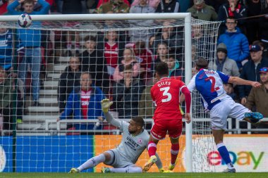 Blackburn Rovers 'ın 2 numaralı oyuncusu Callum Brittain, 15 Ekim 202' de Middlesbrough-Blackburn Rover 'a karşı oynanan Sky Bet Şampiyonası maçında kale direğinin üzerinden uçuyor.
