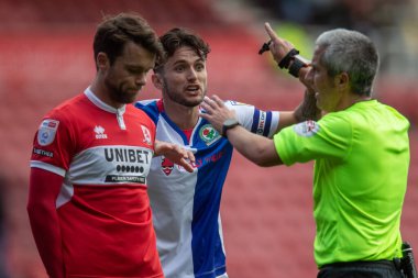 Blackburn Rovers 'dan Lewis Travis 15 Ekim 202' de Riverside Stadyumu 'nda Middlesbrough - Blackburn Rovers maçında Hakem Darren Bond ile tartıştı.