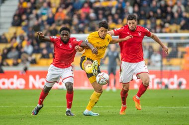 Hee Chan Hang, Nottingham Ormanı 'ndan Orel Mangala # 5 ve Nottingham Ormanı' ndan Scott McKenna # 26 Premier Lig Maçı 'nda Wolverhampton Wanderers Nottingham Ormanı' na karşı Molineux, Wolverhampton, Birleşik Krallık, 15 Ekim 202 'de oynanan maçını durdurdu.