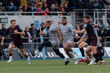  Bath Rugby 'den Ollie Lawrence # 13 numara Gallagher Premiership maçında StoneX Stadyumu, Londra, 15 Ekim 202' de Saracens - Bath Rugby maçında dövüşüyor.