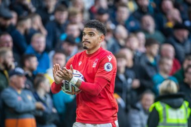 Nottingham Ormanı 'ndan Morgan Gibbs-White # 10 Premier League maçında Wolverhampton Wanderers Nottingham Ormanı' na karşı Molineux, Wolverhampton, Birleşik Krallık, 15 Ekim 202 'de oynanan maçta verdiği desteği alkışlıyor.