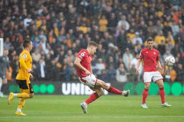 Nottingham Ormanı 'ndan Ryan Yates Premier League maçında topu uzağa gönderdi. Wolverhampton Wanderers, Nottingham Ormanı' na karşı Molineux, Wolverhampton, Birleşik Krallık, 15 Ekim 202
