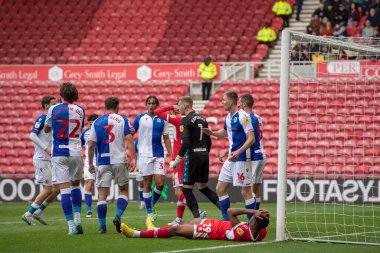 Middlesbrough 'dan kederli bir Chuba Akpom # 29 numara Blackburn, 15 Ekim 202' de Riverside Stadyumu, Middlesbrough 'da Middlesbrough - Blackburn Rovers maçında Blackburn Şampiyonası' nı kutlarken yerde yatıyor.