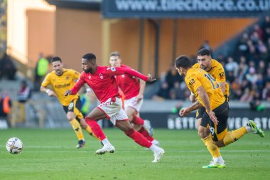 Nottingham Ormanı 'ndan Emmanuel Dennis # 25 Premier League maçında Wolverhampton Wanderers, Nottingham Ormanı' na karşı Molineux, Wolverhampton, Birleşik Krallık 'ta 15 Ekim 202' de oynanan maçta kaleye doğru koşuyor.