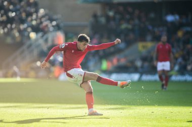 Nottingham Ormanı 'ndan Neco Williams Premier League maçında Wolverhampton Wanderers, Nottingham Ormanı' na karşı Molineux, Wolverhampton, Birleşik Krallık 'ta 15 Ekim 202' de bir haç vuruyor.
