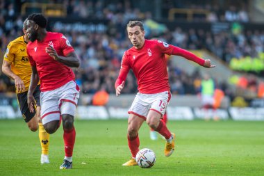 Nottingham Ormanı 'ndan Harry Toffolo Premier League maçında öne doğru adım attı. Wolverhampton Wanderers, Nottingham Ormanı' na karşı Molineux, Wolverhampton, Birleşik Krallık, 15 Ekim 202