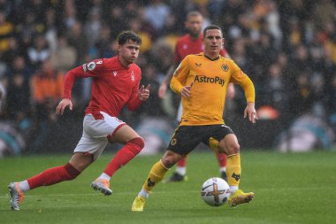 Wolverhampton Wanderers 'dan Daniel Podence # 10 Premier League maçı sırasında Nottingham Ormanı' ndan Neco Williams # 7 'nin baskısı altında Wolverhampton Nottingham Ormanı' na karşı Molineux, Wolverhampton, Birleşik Krallık, 15 Ekim 202