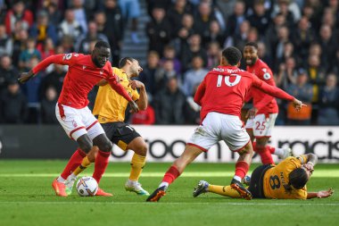Cheikhou Kouyat # 21 Nottingham Ormanı ve Jonny # 19 Wolverhampton Wanderers Premier League maçında Wolverhampton Wanderers - Nottingham Ormanı - Molineux, Wolverhampton, Birleşik Krallık - 15 Ekim 2022