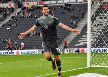 Gol 1-4 Plymouth Argyle orta saha oyuncusu Finn Azaz (18), 15 Ekim 202 'de İngiltere' de MK Dons - Plymouth Argyle maçında gol attı.