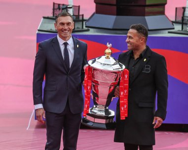 Kevin Sinfield OBE ve Jason Robinson Rugby Ligi Dünya Kupası 2021 Dünya Kupası kupası kupası sırasında İngiltere ile Samoa arasındaki St. James 's Park, Newcastle, İngiltere maçı, 15 Ekim 202
