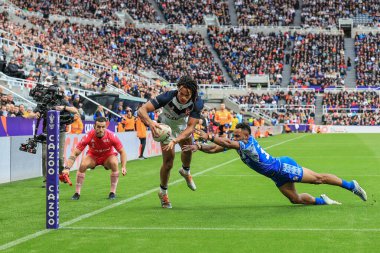 İngiltere 'den Dom Young, Rugby Ligi Dünya Kupası 2021 maçında St.James' s Park, Newcastle, Birleşik Krallık, 15 Ekim 202 'de İngiltere ile Samoa maçına gidiyor.