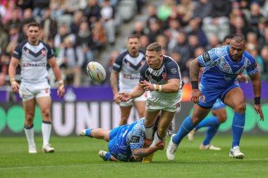 İngiltere 'den George Williams, Rugby Ligi Dünya Kupası 2021' de St. James 's Park, Newcastle, İngiltere' de İngiltere 'ye karşı Samoa maçında boşaltılıyor.