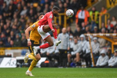 Nottingham Ormanından Emmanuel Dennis # 25 ve Max Kilman # 23 Wolverhampton Wanderers Premier League maçında Wolverhampton Wanderers - Nottingham Ormanı - Molineux, Wolverhampton, Birleşik Krallık, 15 Ekim 202