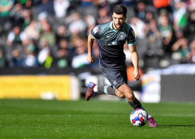Plymouth Argyle (18) orta saha oyuncusu Finn Azaz (18), 15 Ekim 202 'de İngiltere' de MK Dons ve Plymouth Argyle maçında sahada: mk, Milton Keynes, İngiltere