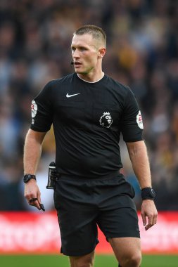 Hakem, Thomas Bramall, Premier Lig maçı sırasında Wolverhampton Wanderers, Nottingham Ormanı 'na karşı Molineux, Wolverhampton, İngiltere, 15 Ekim 202