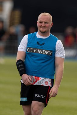 Saracens Ethan Lewis, 15 Ekim 202 'de StoneX Stadyumu, Londra' da oynanan Saracens-Bath Rugby maçından önce ısınmaya başladı.