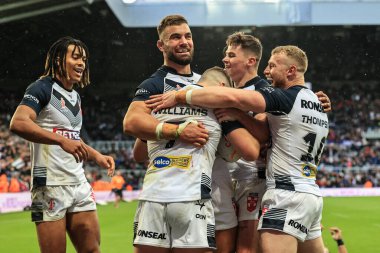 İngiltere 'den George Williams, Rugby Ligi Dünya Kupası 2021 karşılaşmasında İngiltere' ye karşı Samoa 'yı St. James' s Park, Newcastle, İngiltere 'de 15 Ekim 202' de kutluyor.