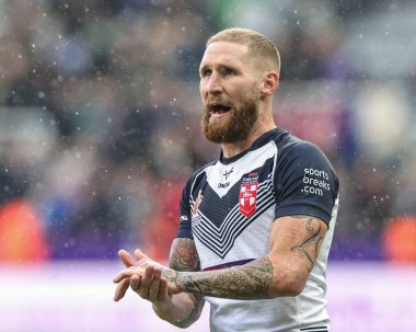 İngiltere 'den Sam Tomkins, Rugby Ligi Dünya Kupası 2021 karşılaşmasında taraftarları alkışlıyor. İngiltere, St. James' s Park, Newcastle, İngiltere, 15 Ekim 202 'de Samoa' ya karşı.