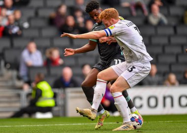 Plymouth Argyle forvet Niall Ennis (11) ve Milton Keynes Dons defans oyuncusu Dean Lewington (3), 15 Ekim 202 tarihinde stadyumda MK Dons ve Plymouth Argyle maçında top için mücadele etti.