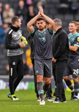 Plymouth Argyle orta saha oyuncusu Joe Edwards (8), 15 Ekim 202 'de İngiltere' de oynanan Sky Bet 1 karşılaşmasında taraftarları alkışlıyor: MK Dons - Plymouth Argyle maçı: mk, Milton Keynes, İngiltere