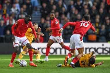 Cheikhou Kouyat # 21 Nottingham Ormanı ve Jonny # 19 Wolverhampton Wanderers Premier League maçında Wolverhampton Wanderers - Nottingham Ormanı - Molineux, Wolverhampton, Birleşik Krallık - 15 Ekim 2022