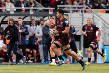  Saracens 'ın 6. Theo McFarland, Gallagher Premiership maçı sırasında StoneX Stadyumu' nda Saracens - Bath Rugby maçında, 15 Ekim 202