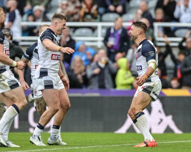 İngiltere 'den Tommy Makinson, 15 Ekim 202' de St. James 's Park, Newcastle, İngiltere' de oynanan 2021 Dünya Rugby Ligi karşılaşmasında denemesini kutluyor.
