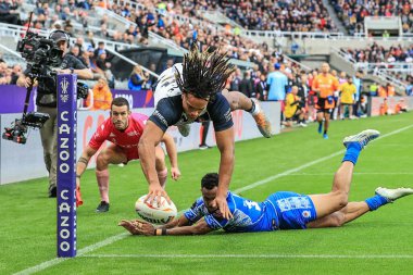 İngiltere 'den Dom Young, Rugby Ligi Dünya Kupası 2021 maçında St.James' s Park, Newcastle, Birleşik Krallık, 15 Ekim 202 'de İngiltere ile Samoa maçına gidiyor.