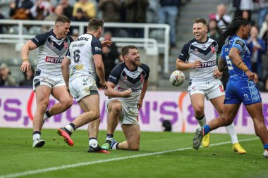 İngiltere 'den Elliott Whitehead, 15 Ekim 202' de St. James 's Park, Newcastle' da oynanan 2021 Dünya Rugby Ligi karşılaşmasında denemesini kutluyor.