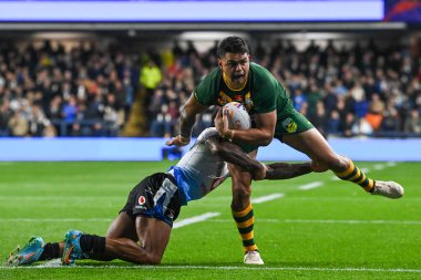 Avustralyalı Latrell Mitchell, Rugby Ligi Dünya Kupası 2021 karşılaşmasında Fiji 'den Kevin Naiqama tarafından Headingley Stadyumu, Leeds, İngiltere' de oynanan maçta yenildi.