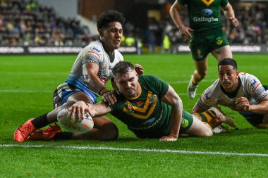 Avustralyalı Angus Crichton, İngiltere 'nin Leeds kentindeki Headingley Stadyumu' nda oynanan 2021 Dünya Rugby Ligi Kupası karşılaşmasında bir deneme için sahaya çıkıyor.