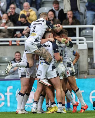 İngiltere 'den Herbie Farnworth, 15 Ekim 202' de St. James 's Park, Newcastle' da oynanan 2021 Dünya Rugby Ligi karşılaşmasında şansını kutluyor.